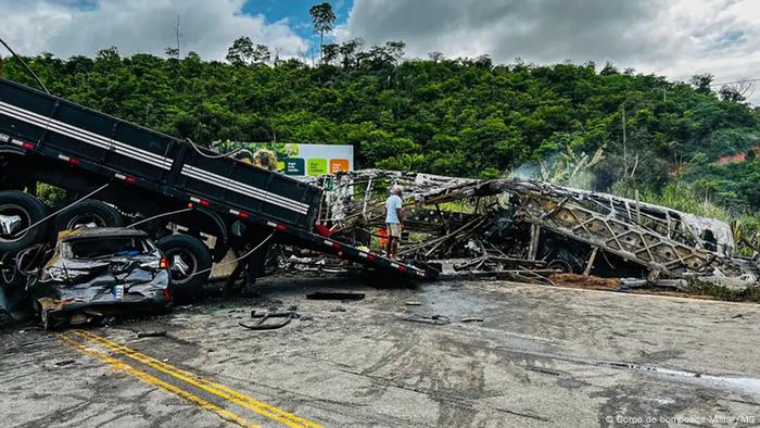 Acidente na BR-116 mata 38 pessoas em Minas Gerais