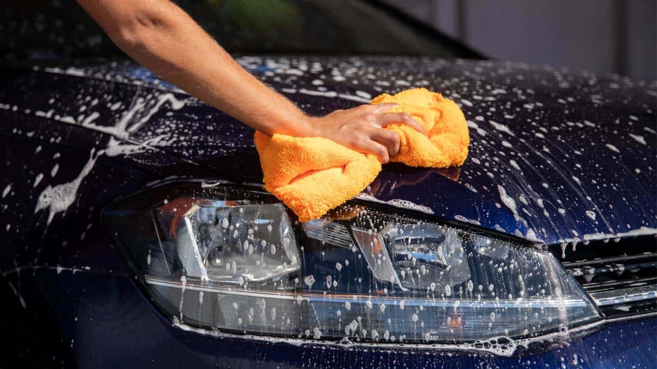 Remédio caseiro com vinagre para tirar marcas de água do carro