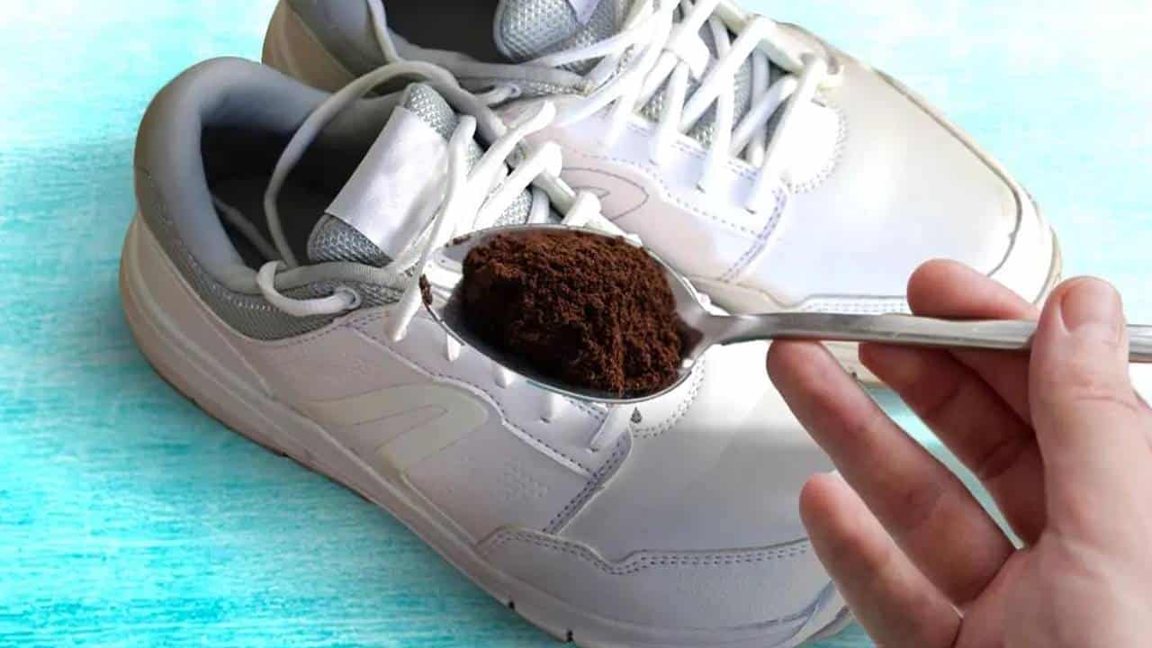 Como tirar o mau cheiro dos sapatos com borra de café?