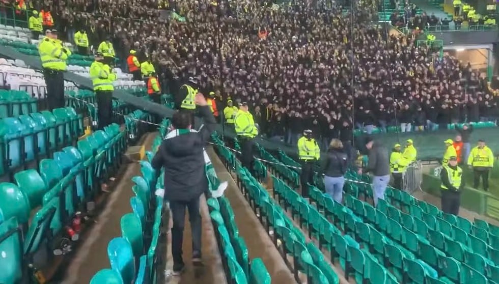 Torcedor mirim do Celtic rege a torcida adversária na Champions